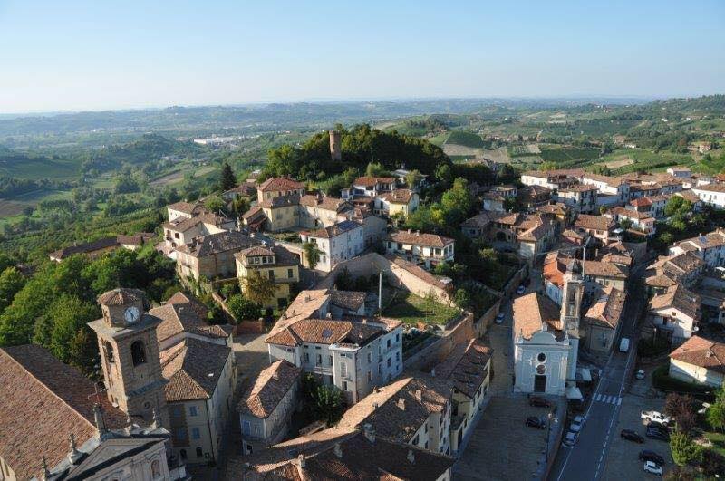 Veduta aerea di Castagnole delle Lanze.